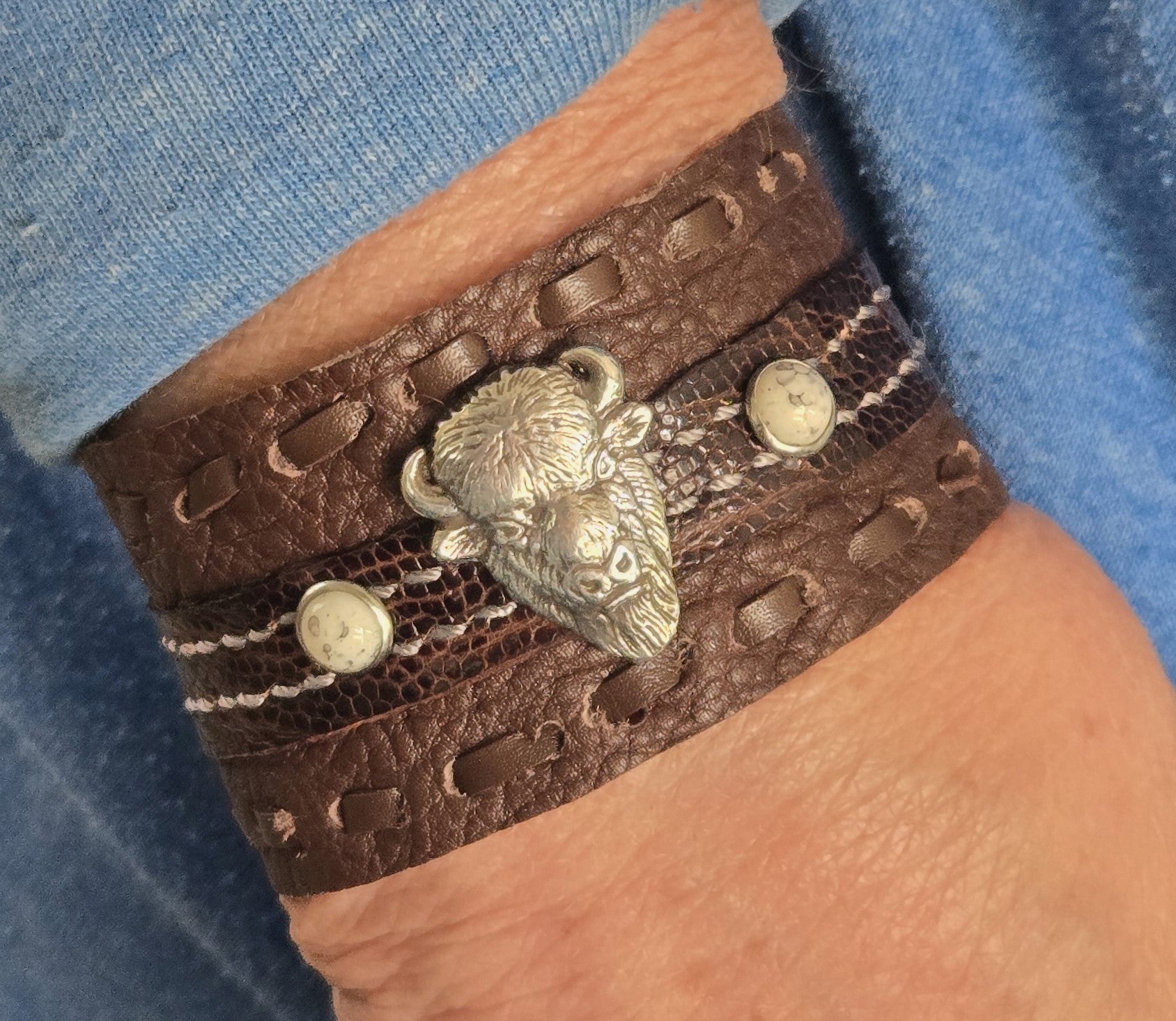 Bracelet - Buffalo head with 2 white buffalo studs